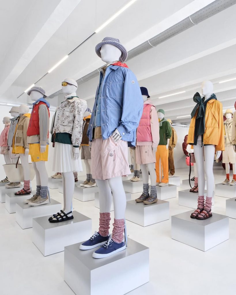 Un Polpo Gigante Conquista Milano: Moncler Trasforma Corso Como in un Playground Estivo