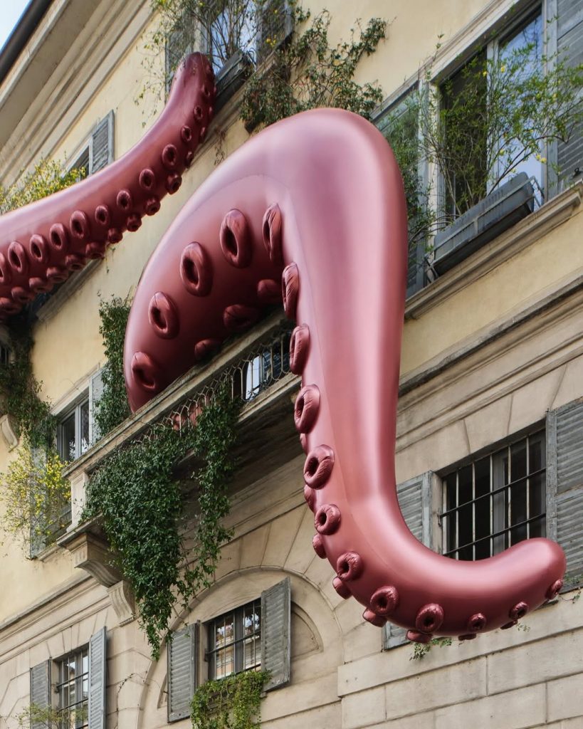 Un Polpo Gigante Conquista Milano: Moncler Trasforma Corso Como in un Playground Estivo