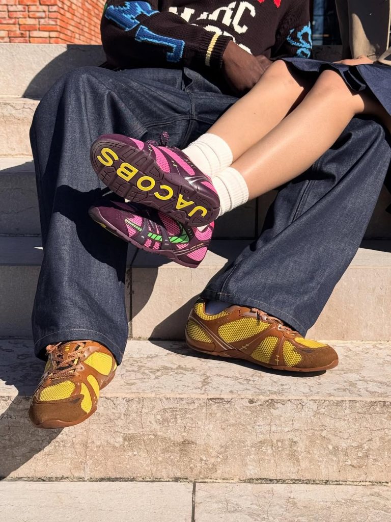 Marc Jacobs Torna a Conquistare le Strade: La Rivoluzione Sneaker 72 Spring e la Bleecker Runner