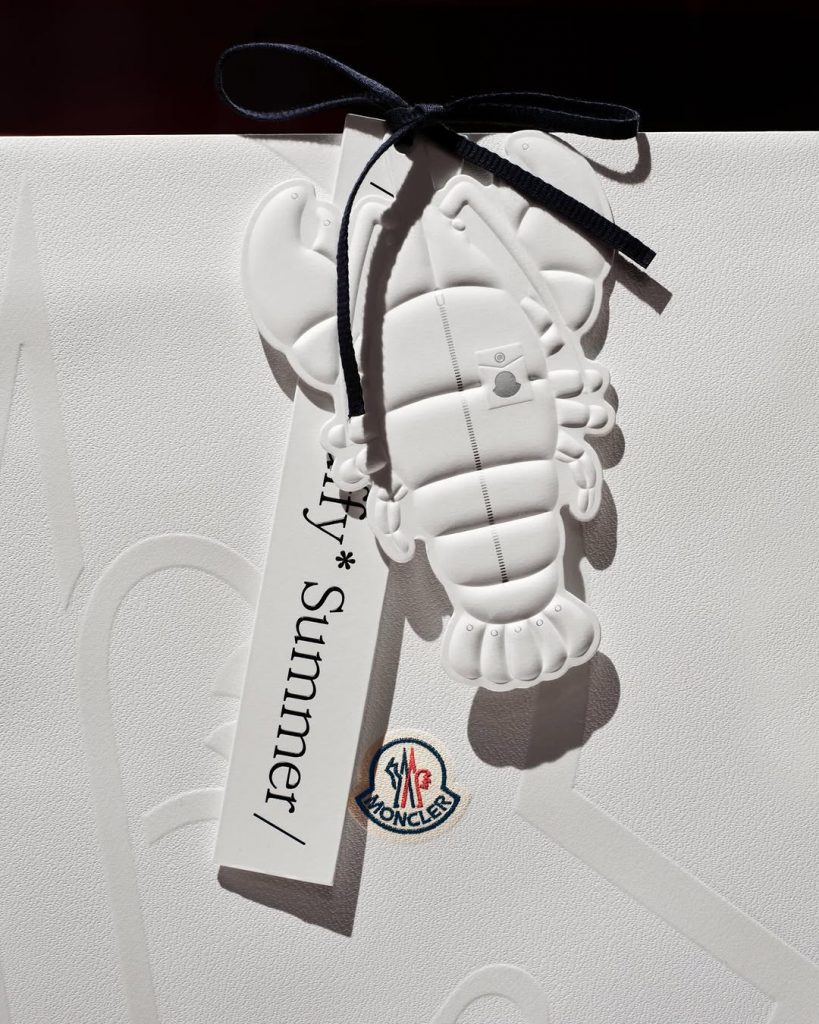 Un Polpo Gigante Conquista Milano: Moncler Trasforma Corso Como in un Playground Estivo