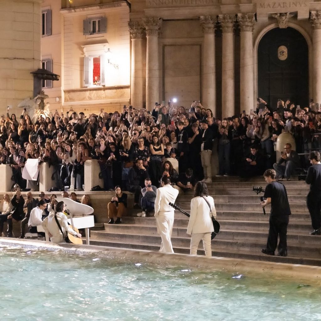 Quando la Musica Incontra l'Eternità: Achille Lauro Trasforma la Fontana di Trevi in Palcoscenico