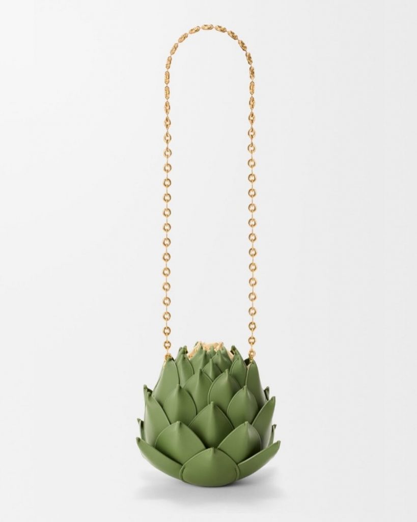 Quando la Moda Incontra l'Arte: La Clutch Carciofo di Loewe Ridefinisce il Lusso
