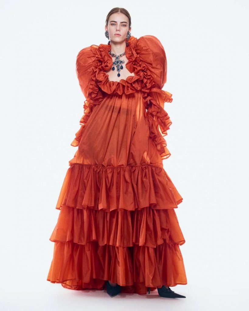 YSL trasforma il nylon in alta moda: il vestito da 23.000$