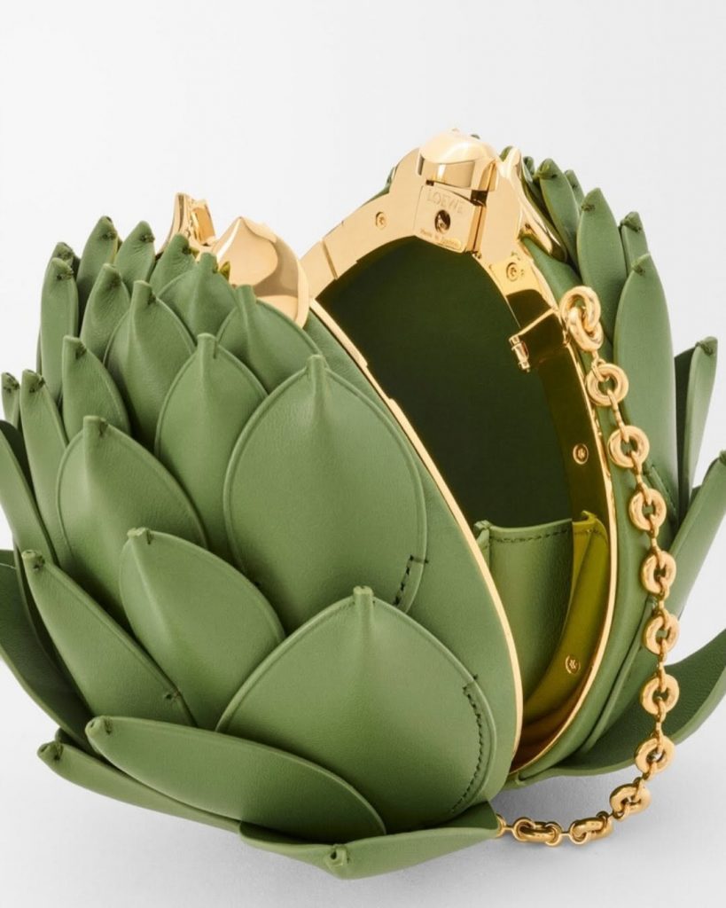 Quando la Moda Incontra l'Arte: La Clutch Carciofo di Loewe Ridefinisce il Lusso