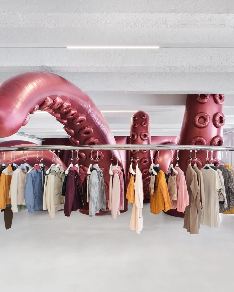 Un Polpo Gigante Conquista Milano: Moncler Trasforma Corso Como in un Playground Estivo