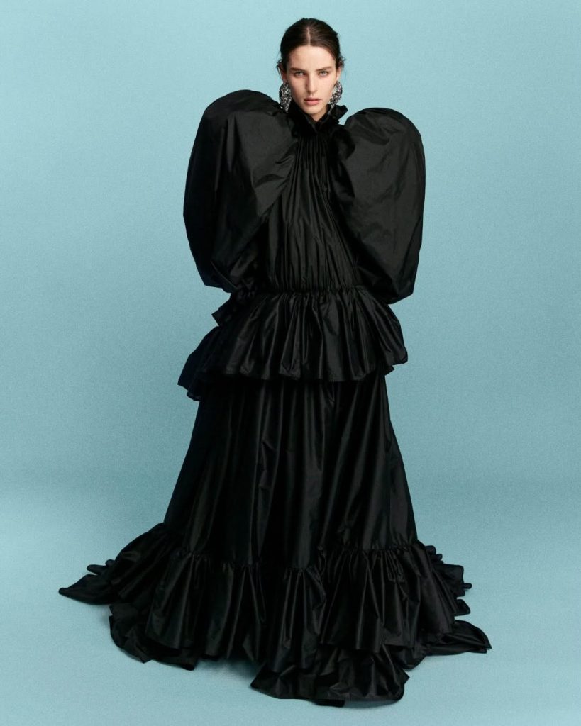 YSL trasforma il nylon in alta moda: il vestito da 23.000$