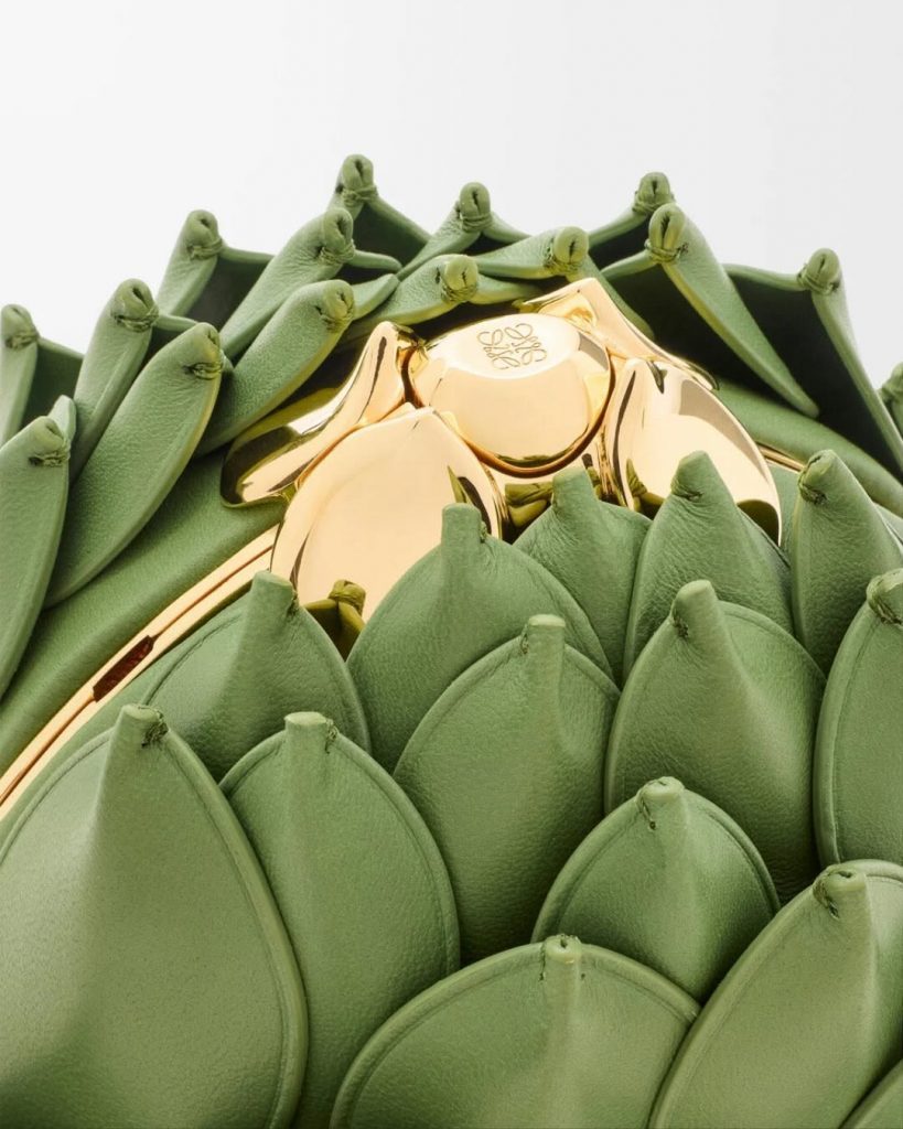 Quando la Moda Incontra l'Arte: La Clutch Carciofo di Loewe Ridefinisce il Lusso