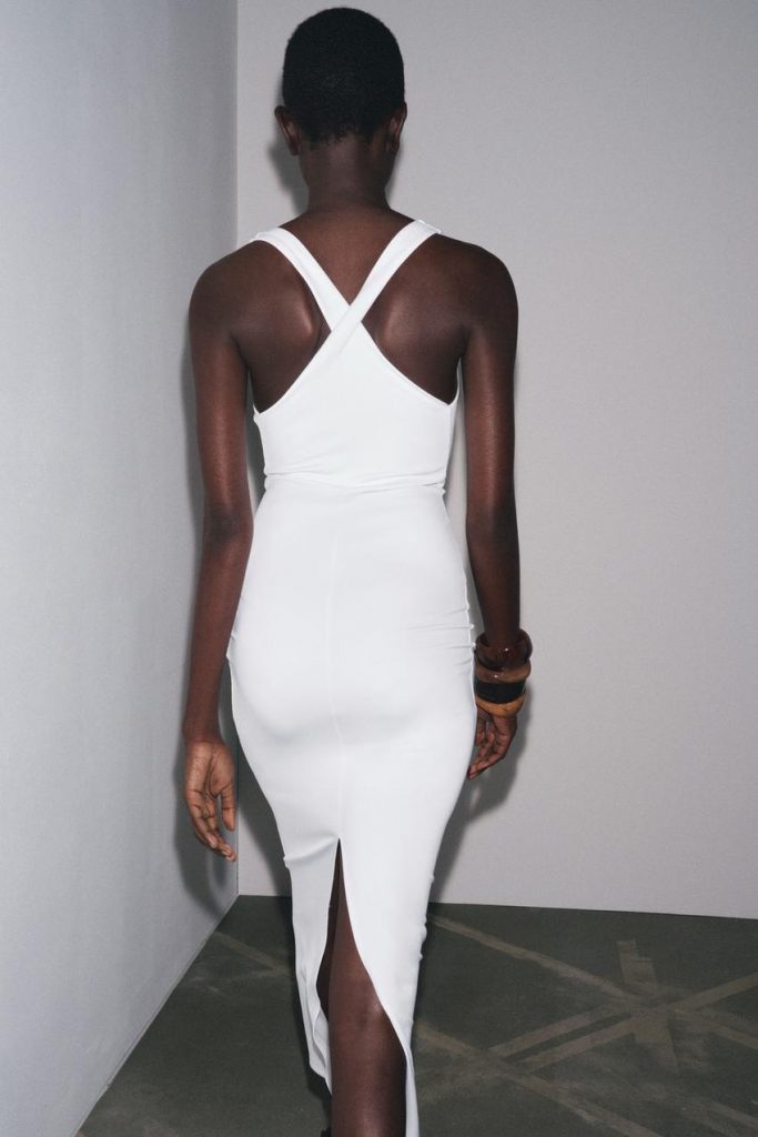On Our Wish List: il long white dress di Zara da avere ora e indossare fino a settembre
