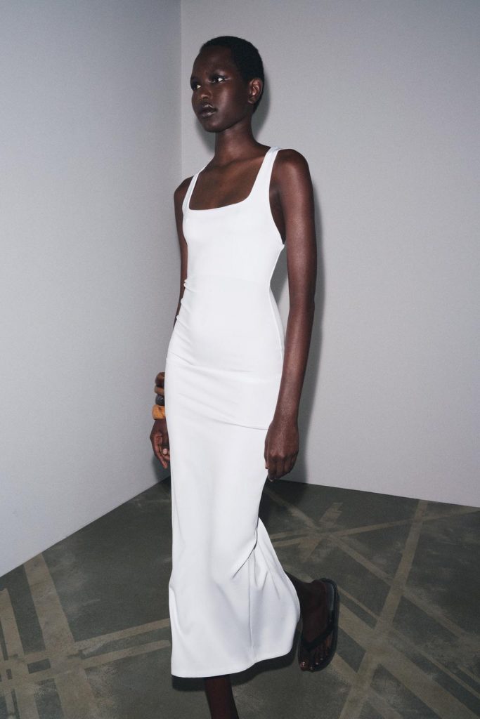 On Our Wish List: il long white dress di Zara da avere ora e indossare fino a settembre