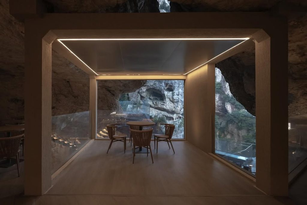 In Cina esiste un caffè nascosto dentro una montagna