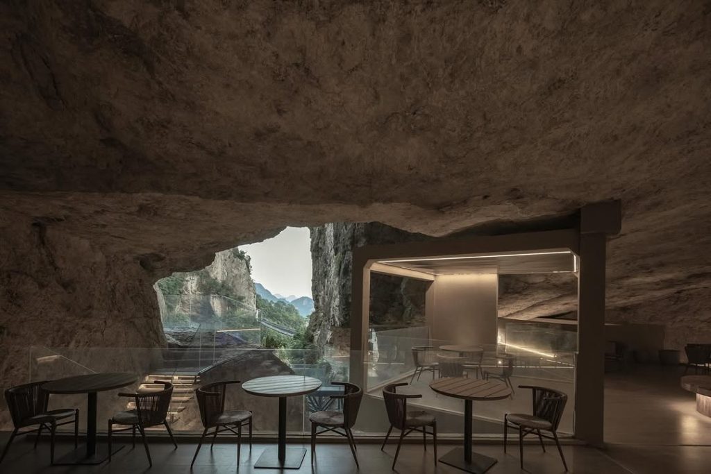 In Cina esiste un caffè nascosto dentro una montagna