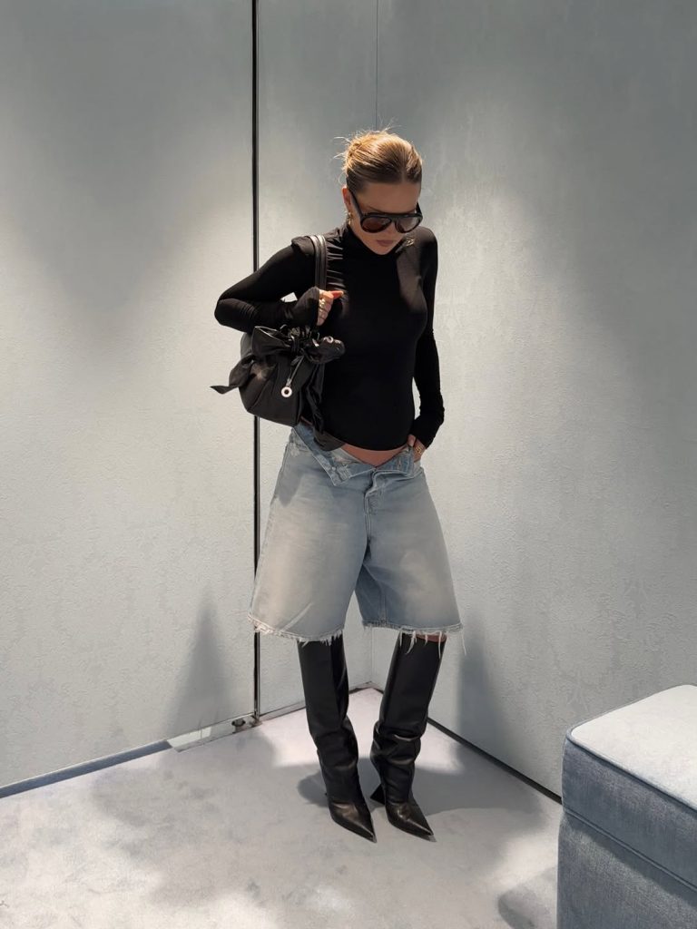 Low-rise jorts e effortless style: Hanna Schönberg conferma ancora una volta di essere la regina del cool girl 3 Low-rise jorts e effortless style: Hanna Schönberg conferma ancora una volta di essere la regina del cool girl