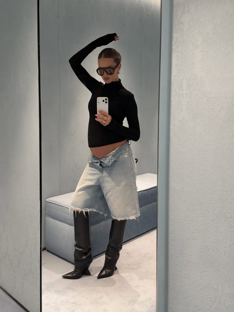 Low-rise jorts e effortless style: Hanna Schönberg conferma ancora una volta di essere la regina del cool girl 1 Low-rise jorts e effortless style: Hanna Schönberg conferma ancora una volta di essere la regina del cool girl
