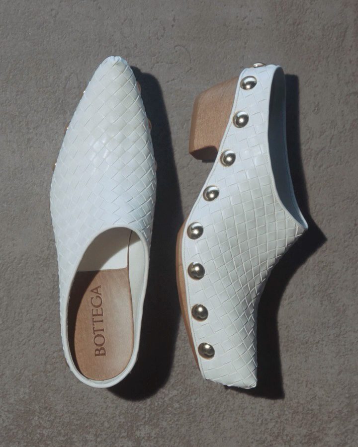 Le Gondola Clogs di Bottega Veneta sono già l’ossessione fashion dell’estate 3 Le Gondola Clogs di Bottega Veneta sono già l’ossessione fashion dell’estate