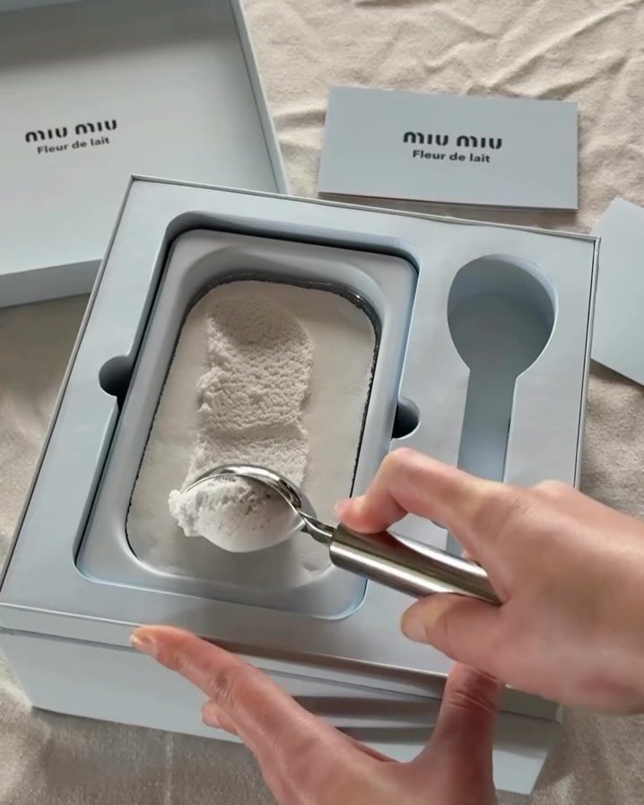 Miu Miu trasforma l’unboxing del profumo in un’esperienza sensoriale