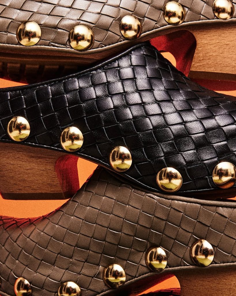 Le Gondola Clogs di Bottega Veneta sono già l’ossessione fashion dell’estate 1 Le Gondola Clogs di Bottega Veneta sono già l’ossessione fashion dell’estate