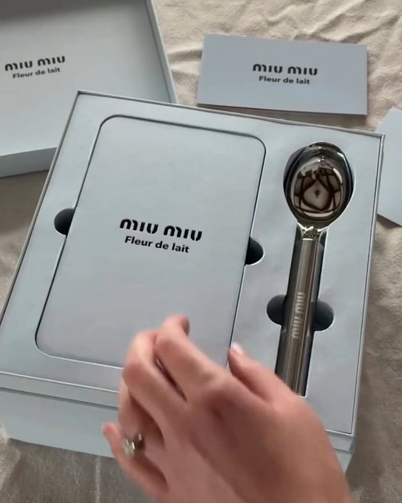 Miu Miu trasforma l’unboxing del profumo in un’esperienza sensoriale