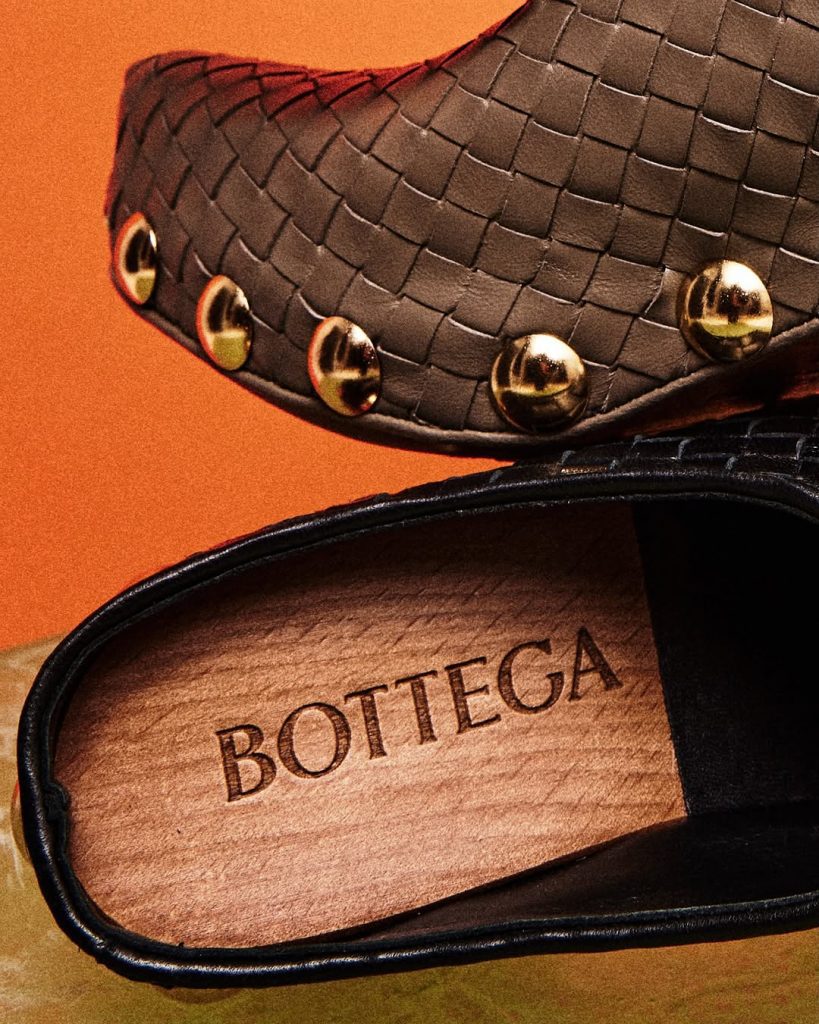 Le Gondola Clogs di Bottega Veneta sono già l’ossessione fashion dell’estate 2 Le Gondola Clogs di Bottega Veneta sono già l’ossessione fashion dell’estate