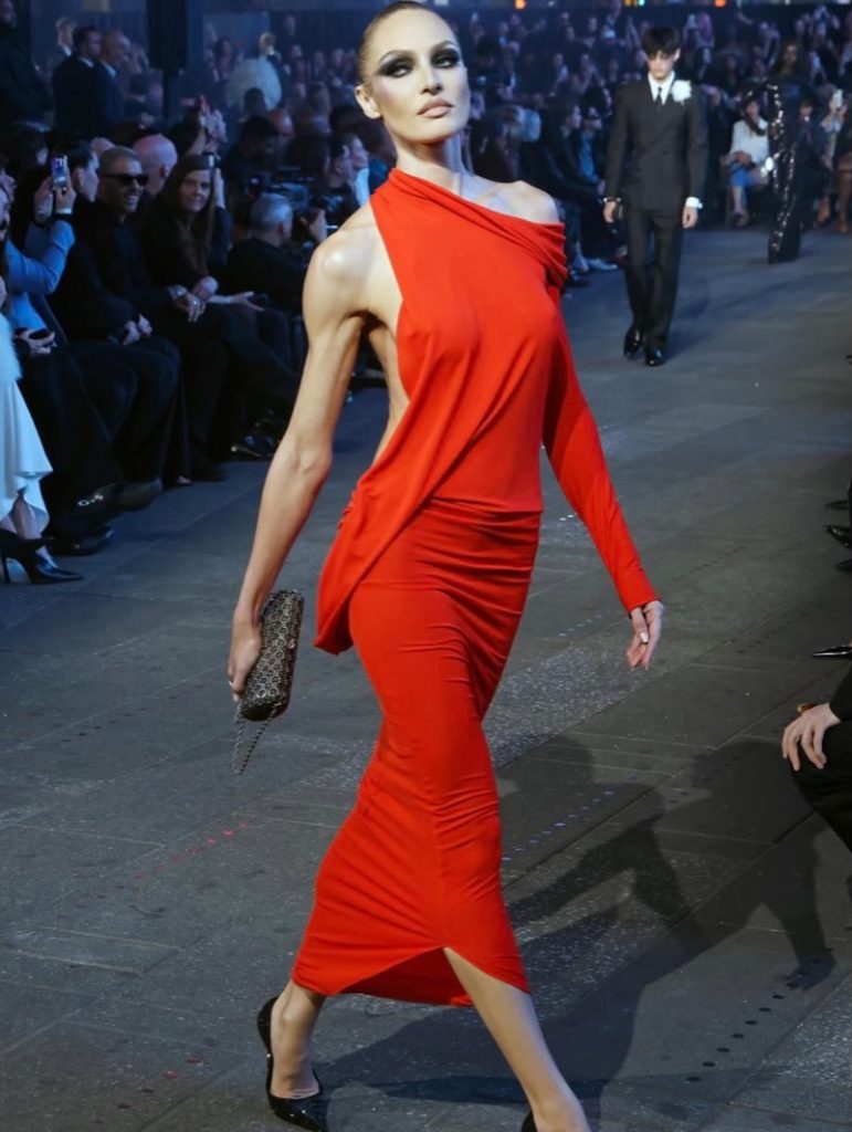 Candice Swanepoel porta il glamour assoluto al Gucci Cruise Show di New York