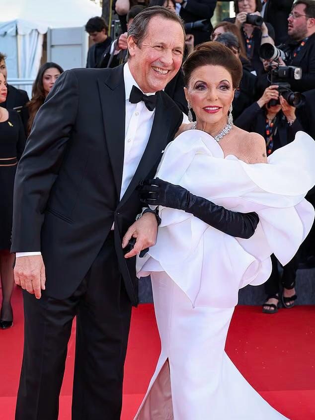 A 93 anni Joan Collins continua a dominare il red carpet 1 A 93 anni Joan Collins continua a dominare il red carpet