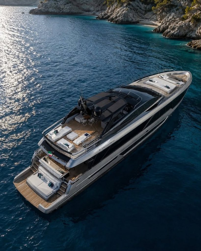 Charles Leclerc alza il livello del lusso con un super yacht da 13 milioni 5 Charles Leclerc alza il livello del lusso con un super yacht da 13 milioni