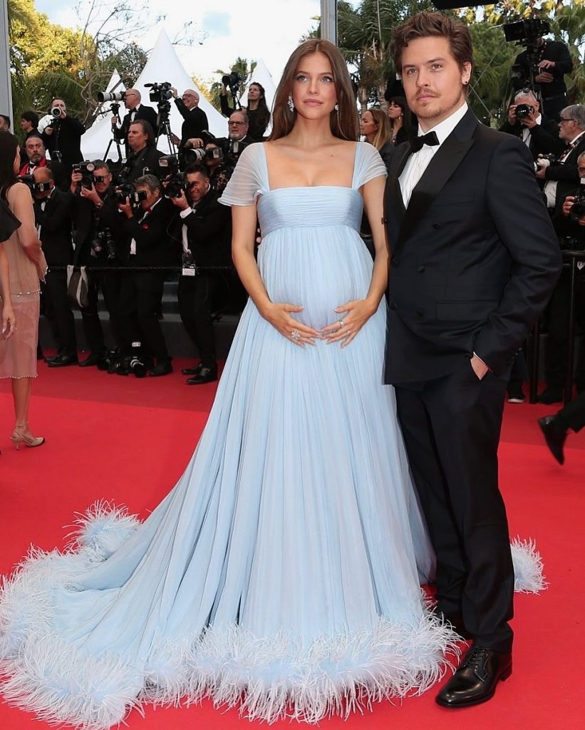 Barbara Palvin e Dylan Sprouse aspettano il loro primo figlio: la dolce notizia arriva da Cannes