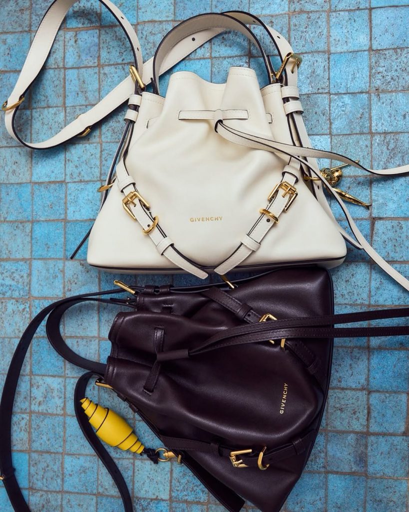 La nuova Voyou Bucket Bag di Givenchy è la borsa che vedremo ovunque questa stagione
