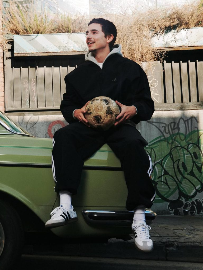Da Hollywood al football culture: Timothée Chalamet conquista adidas 1 Da Hollywood al football culture: Timothée Chalamet conquista adidas