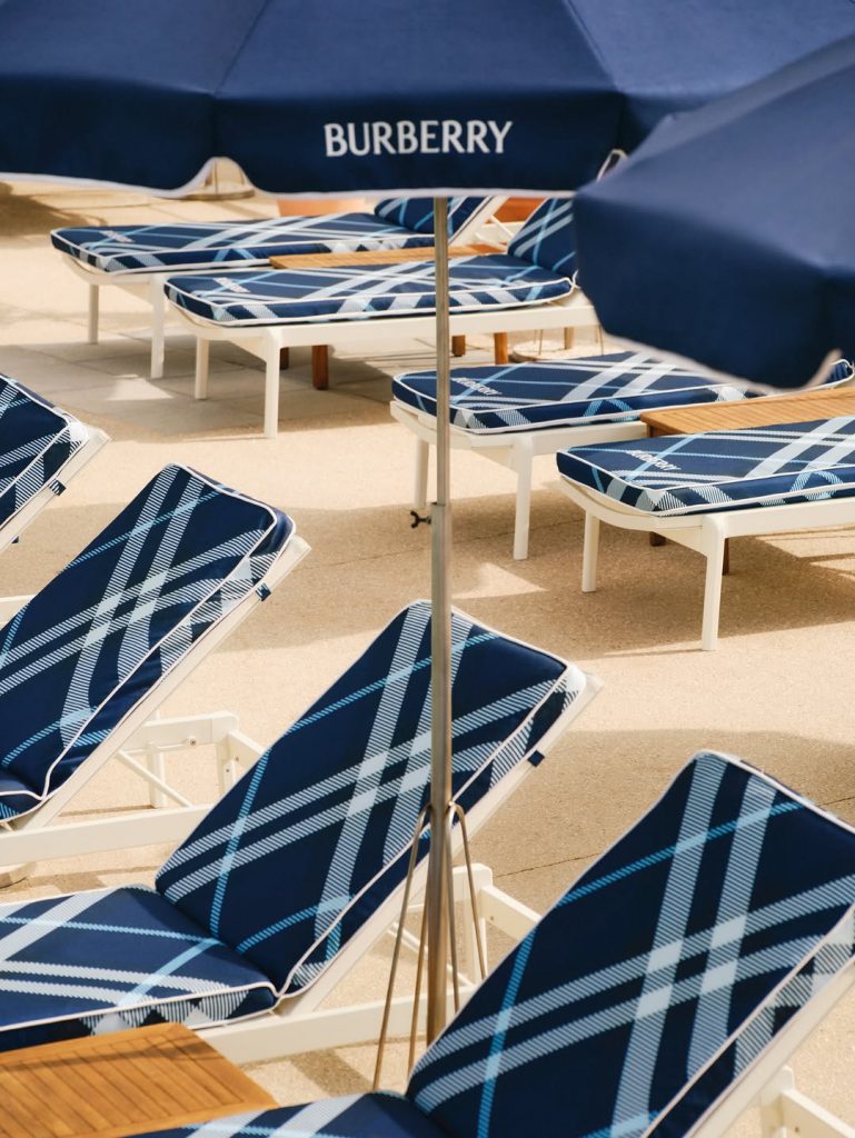 Burberry apre la sua estate in Costa Azzurra e trasforma la Riviera nel luogo più chic della stagione 1 Burberry apre la sua estate in Costa Azzurra e trasforma la Riviera nel luogo più chic della stagione