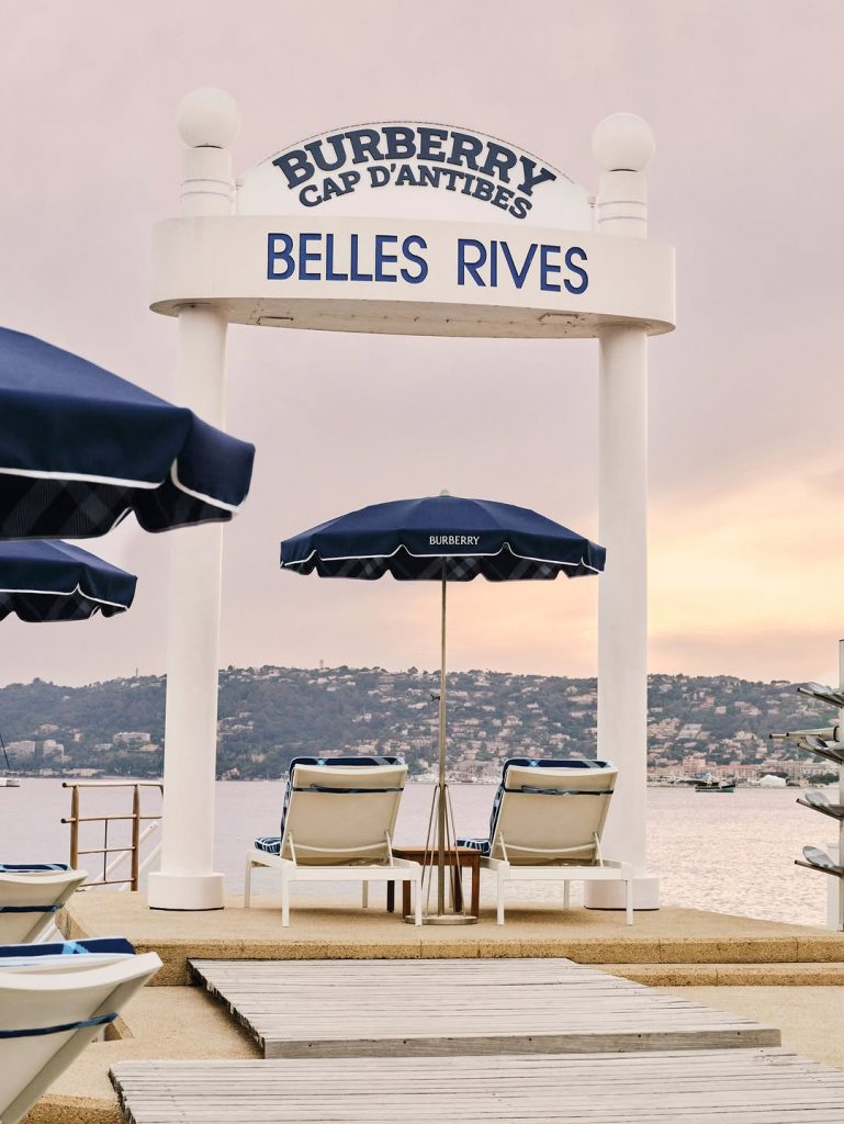 Burberry apre la sua estate in Costa Azzurra e trasforma la Riviera nel luogo più chic della stagione 3 Burberry apre la sua estate in Costa Azzurra e trasforma la Riviera nel luogo più chic della stagione