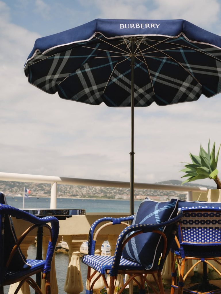 Burberry apre la sua estate in Costa Azzurra e trasforma la Riviera nel luogo più chic della stagione 2 Burberry apre la sua estate in Costa Azzurra e trasforma la Riviera nel luogo più chic della stagione