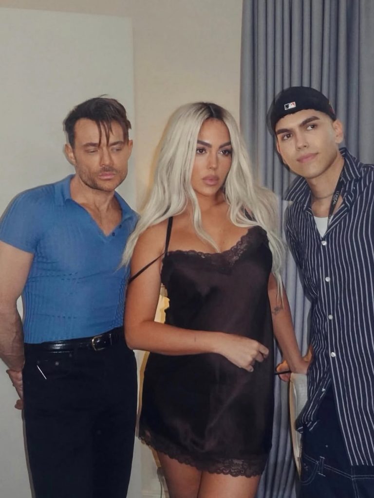 Georgina Rodríguez reinventa il suo glamour a Cannes con un sorprendente platinum blonde 2 Georgina Rodríguez reinventa il suo glamour a Cannes con un sorprendente platinum blonde