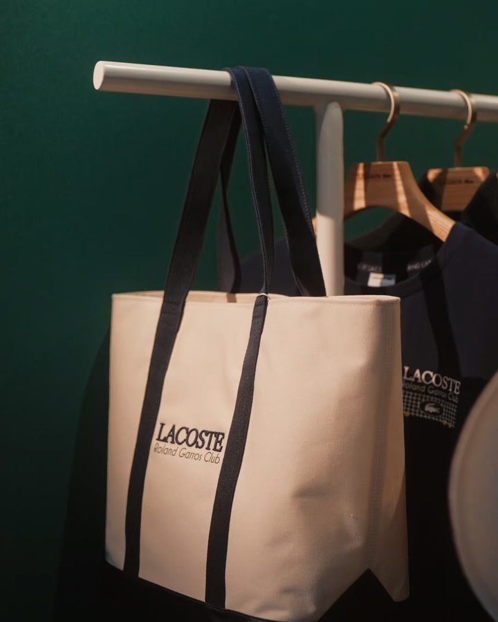 Lacoste trasforma Roland-Garros nell’esperienza lifestyle più chic della stagione 2 Lacoste trasforma Roland-Garros nell’esperienza lifestyle più chic della stagione