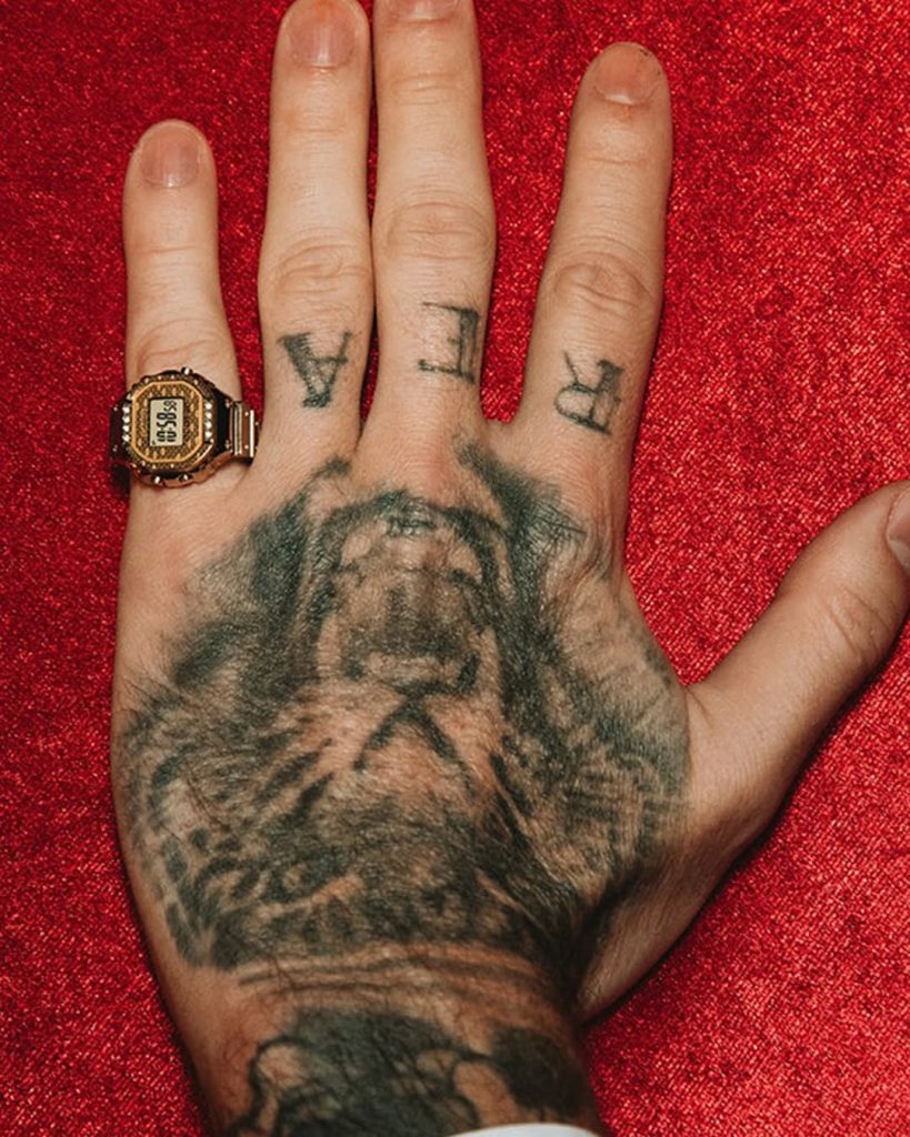 J Balvin e Casio trasformano l’orologio più iconico degli anni 2000 in un accessorio pop da indossare sulle dita
