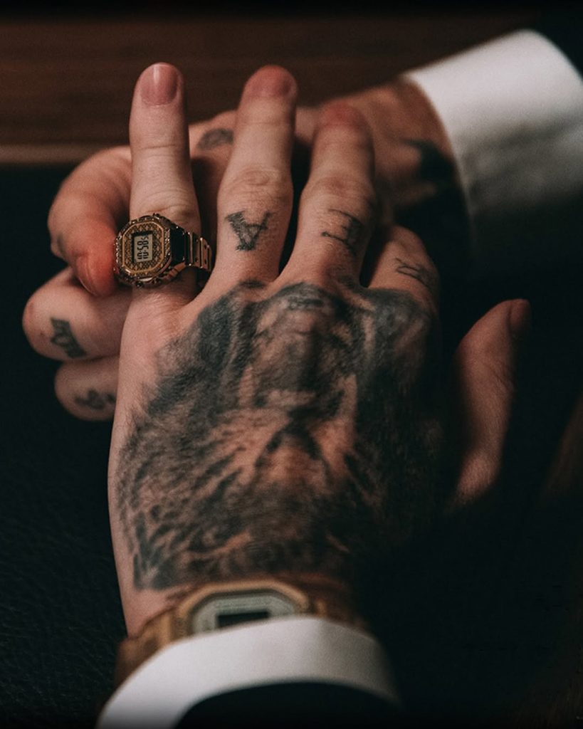 J Balvin e Casio trasformano l’orologio più iconico degli anni 2000 in un accessorio pop da indossare sulle dita