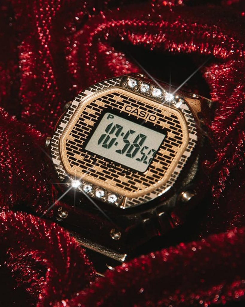 J Balvin e Casio trasformano l’orologio più iconico degli anni 2000 in un accessorio pop da indossare sulle dita