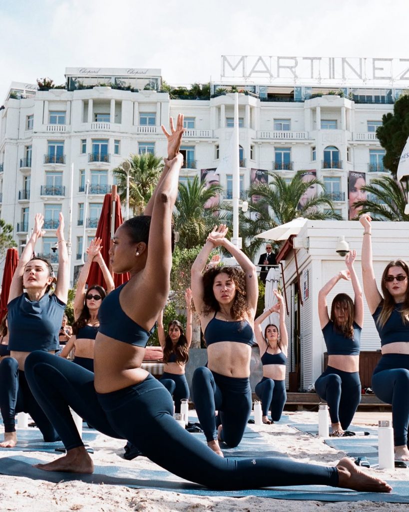 Alo Yoga trasforma la Riviera francese nel playground wellness più cool dell’estate