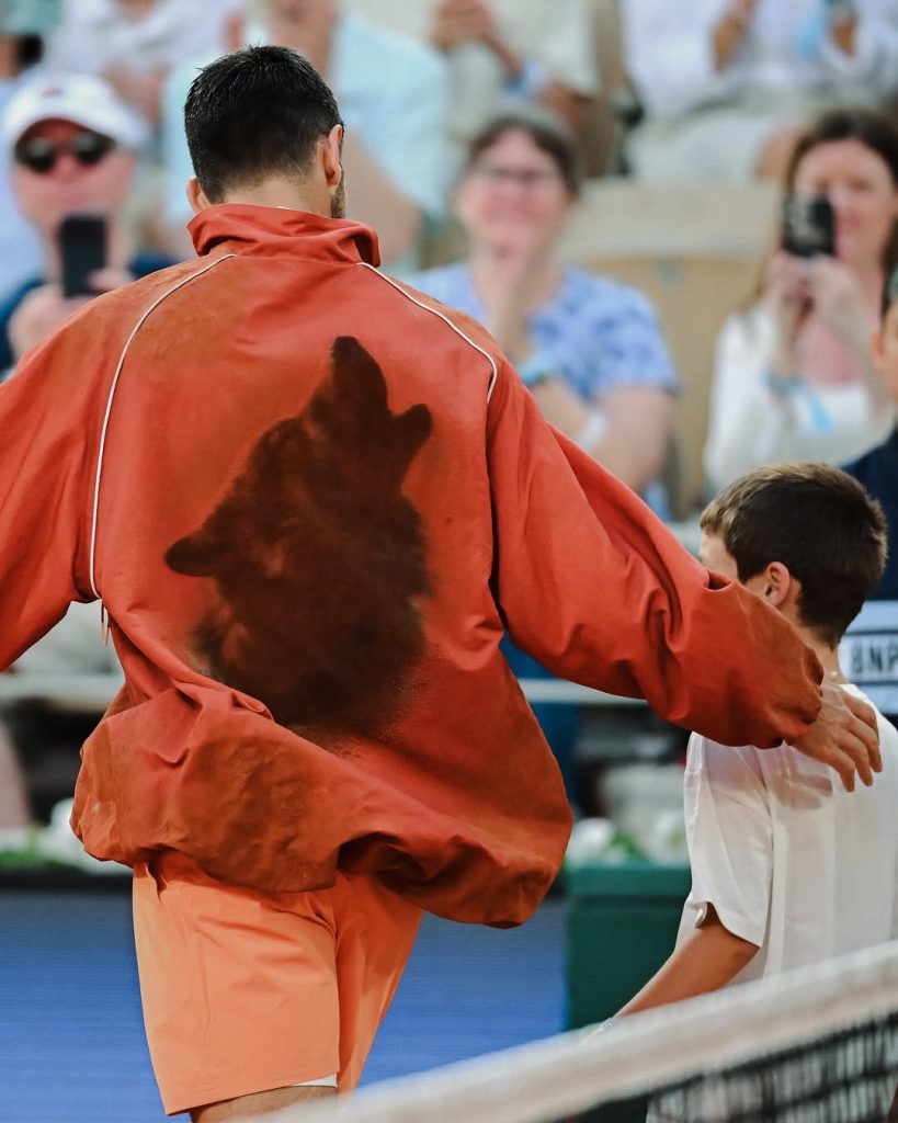 Terra rossa e haute performance: la giacca-scultura firmata Lacoste per Novak Djokovic