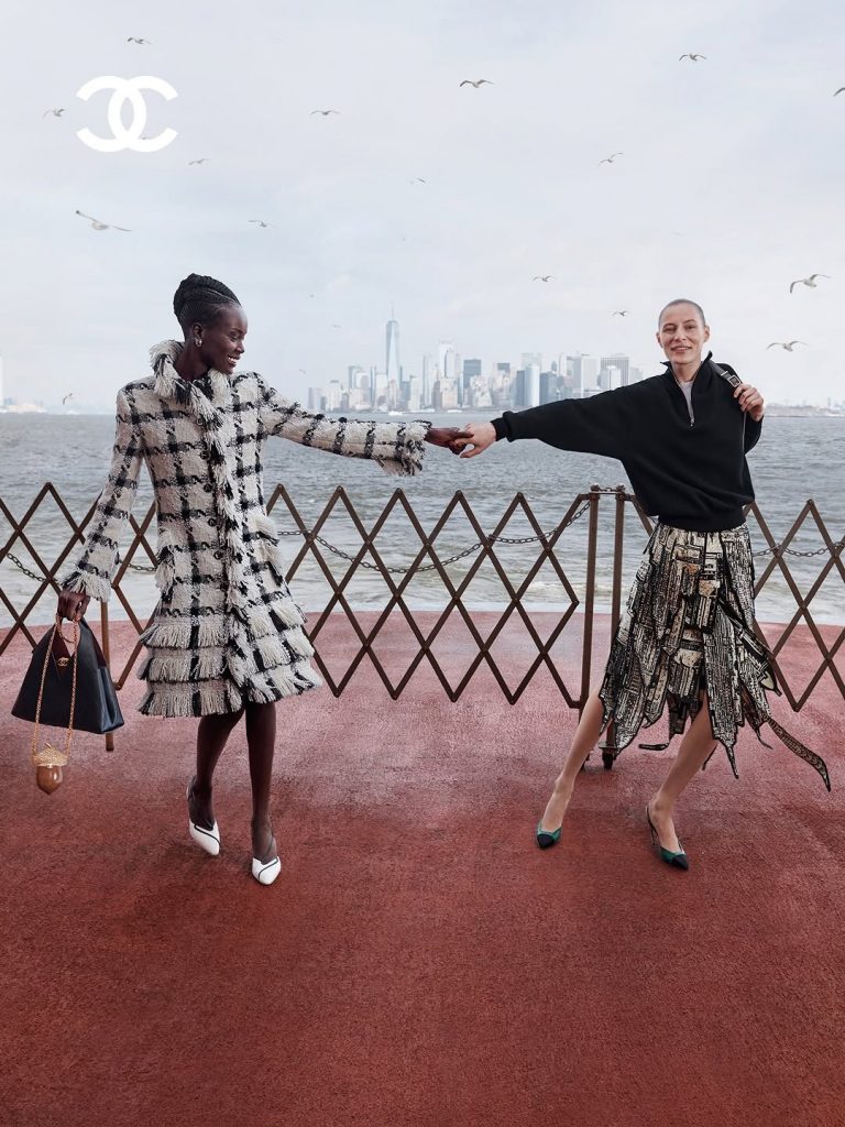 Chanel Métiers d’Art 2026: l’eleganza in movimento secondo Matthieu Blazy 1 Chanel Métiers d’Art 2026: l’eleganza in movimento secondo Matthieu Blazy