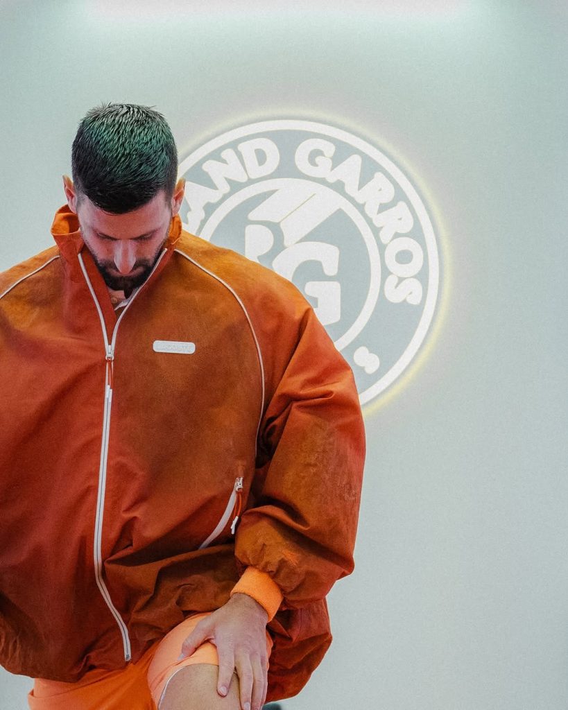 Terra rossa e haute performance: la giacca-scultura firmata Lacoste per Novak Djokovic