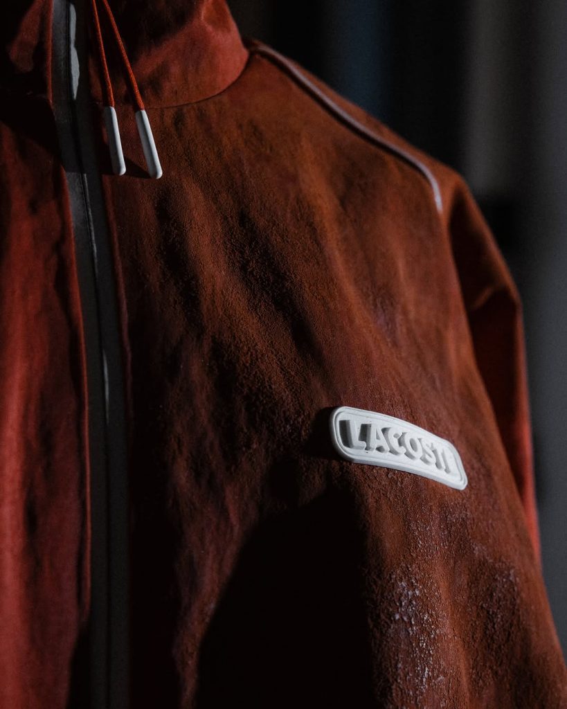 Terra rossa e haute performance: la giacca-scultura firmata Lacoste per Novak Djokovic