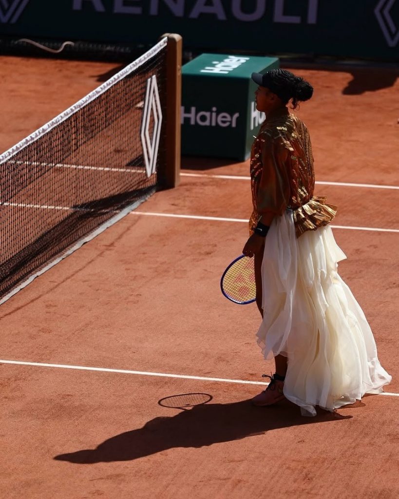 Naomi Osaka e la nuova eleganza del tennis: quando la couture conquista la terra rossa di Parigi
