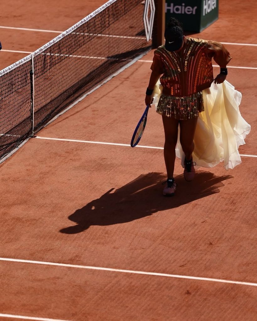 Naomi Osaka e la nuova eleganza del tennis: quando la couture conquista la terra rossa di Parigi