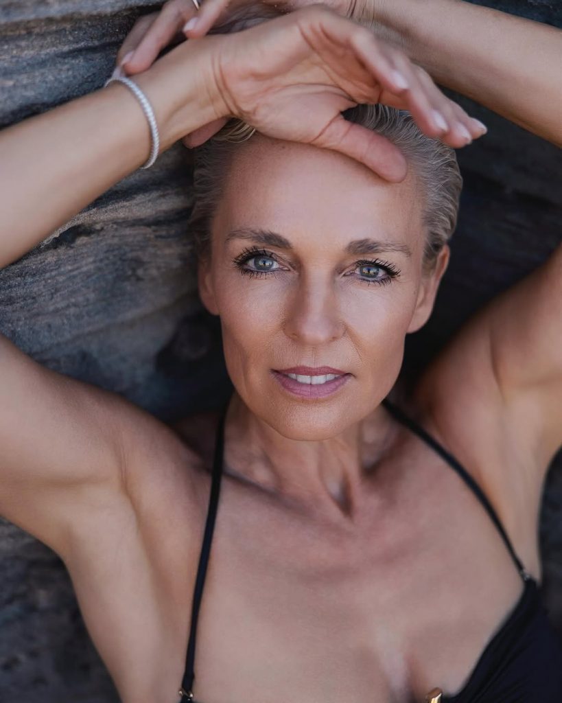 Gina Drewalowski, a 60 anni continua a conquistare la scena. E non è solo una questione di stile 2 Gina Drewalowski, a 60 anni continua a conquistare la scena. E non è solo una questione di stile