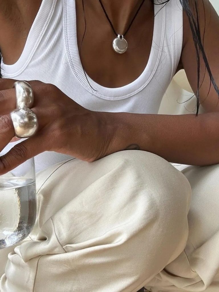Il bianco è il colore dell’estate 2026: lo indossiamo ovunque 4 Il bianco è il colore dell’estate 2026: lo indossiamo ovunque
