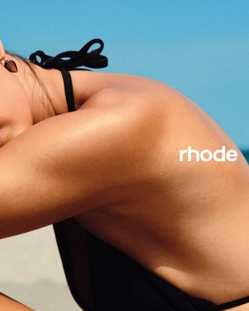 Rhode inaugura l'estate con una collezione che promette pelle luminosa e bellezza senza sforzo