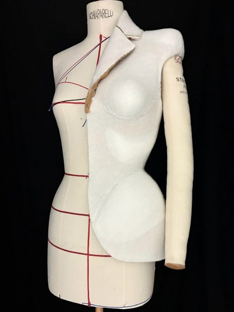 Schiaparelli firma la sposa più chic dell'anno: il look couture di Dua Lipa riscrive le regole del bridal fashion