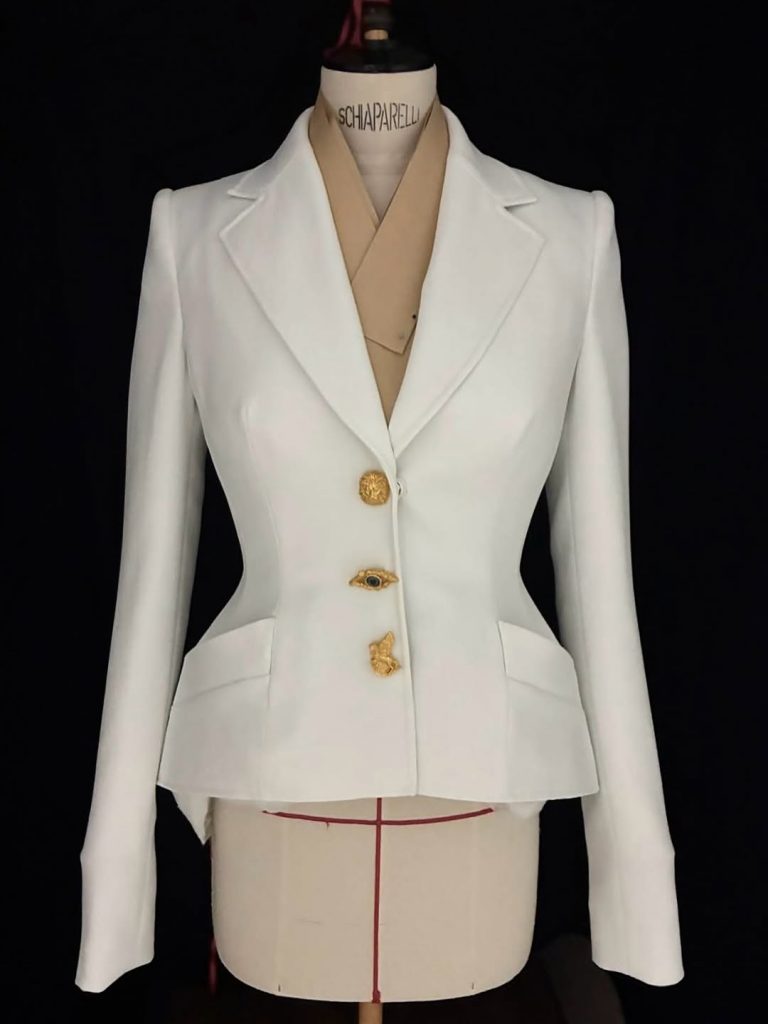 Schiaparelli firma la sposa più chic dell'anno: il look couture di Dua Lipa riscrive le regole del bridal fashion