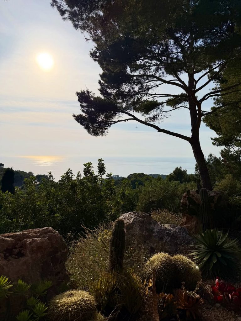 La dolce eleganza di Rosie Huntington-Whiteley sotto il sole di Mallorca