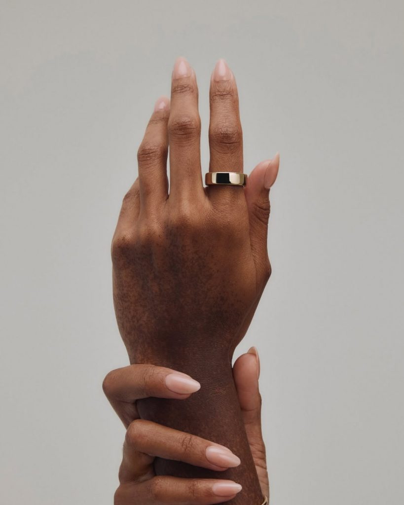 Piccolo, elegante e intelligente: il nuovo smart ring di Oura guarda al futuro